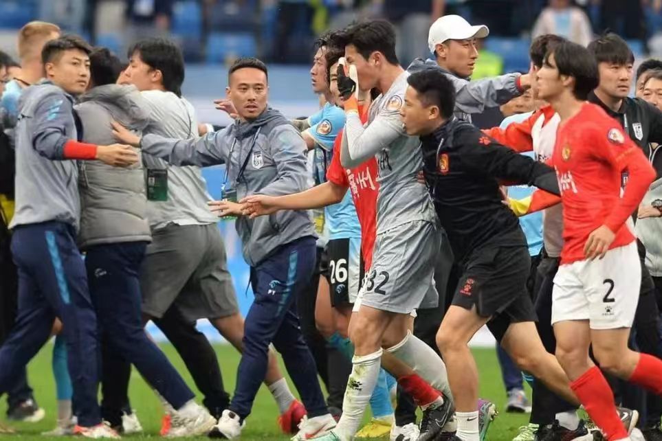 法国杯加时末段再迎强敌；犹他爵士门线救险；主帅态度：赛场秩序良好；训练强度明显提升